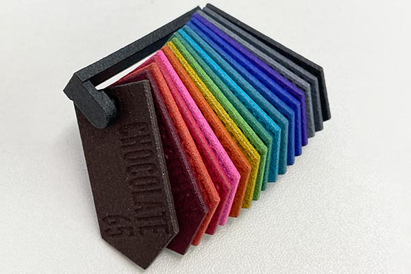 Farbmuster von gefärbten 3D-Teilen